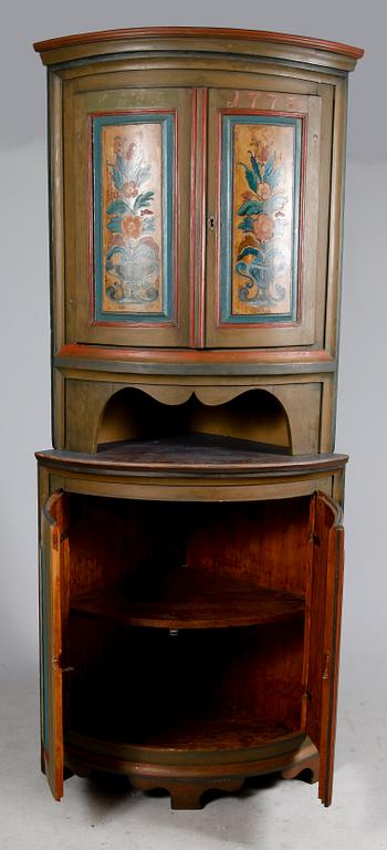 HÖRNSKÅP, allmoge, daterat 1773.