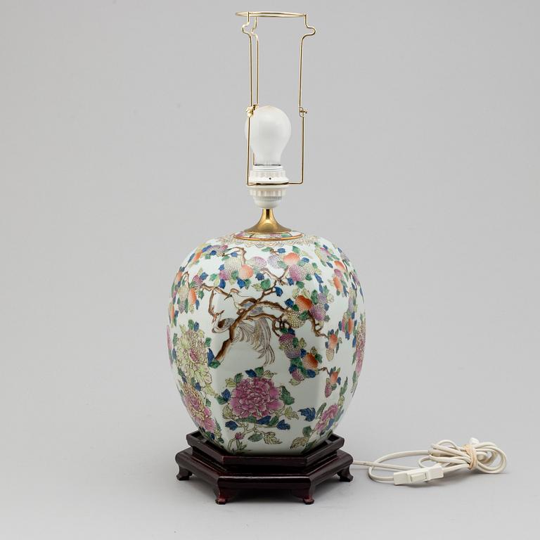 A 20th century porcelain table lamp. Modern.