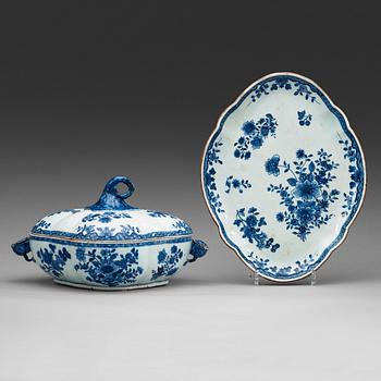 545. A Chinese blue and white export porcelain pumpkin-form tureen with cover and tray, Qing dynasty, Qianlong (1736-1795).