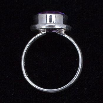 HÄNGE, silver med ametister samt RING, silver med lilafärgad sten.