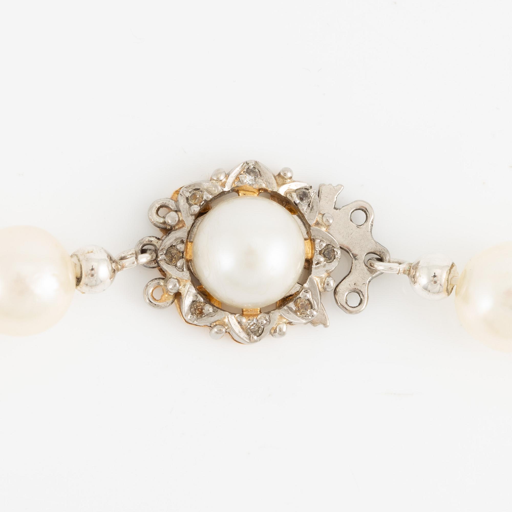 Collier odlade pärlor lås 18K guld med stenar.