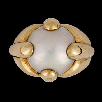 A mabe pearl gold ring.