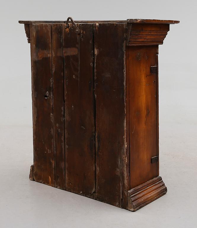HÄNGSKÅP, allmoge, 1700-tal.