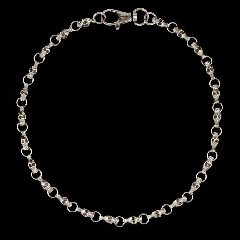 A white gold 'skull' necklace/chain. Weight 81,4 g.