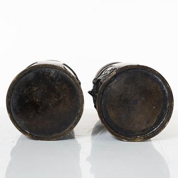 Vaser, ett par, brons, Japan, Meiji (1868-1912).