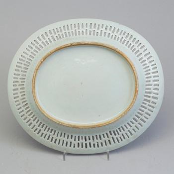 GALLERKORG med FAT, kompaniporslin. Qingdynastin, Jiaqing (1796-1820).