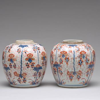 A pair of imari jars, Qing dynasty, 18th Century.