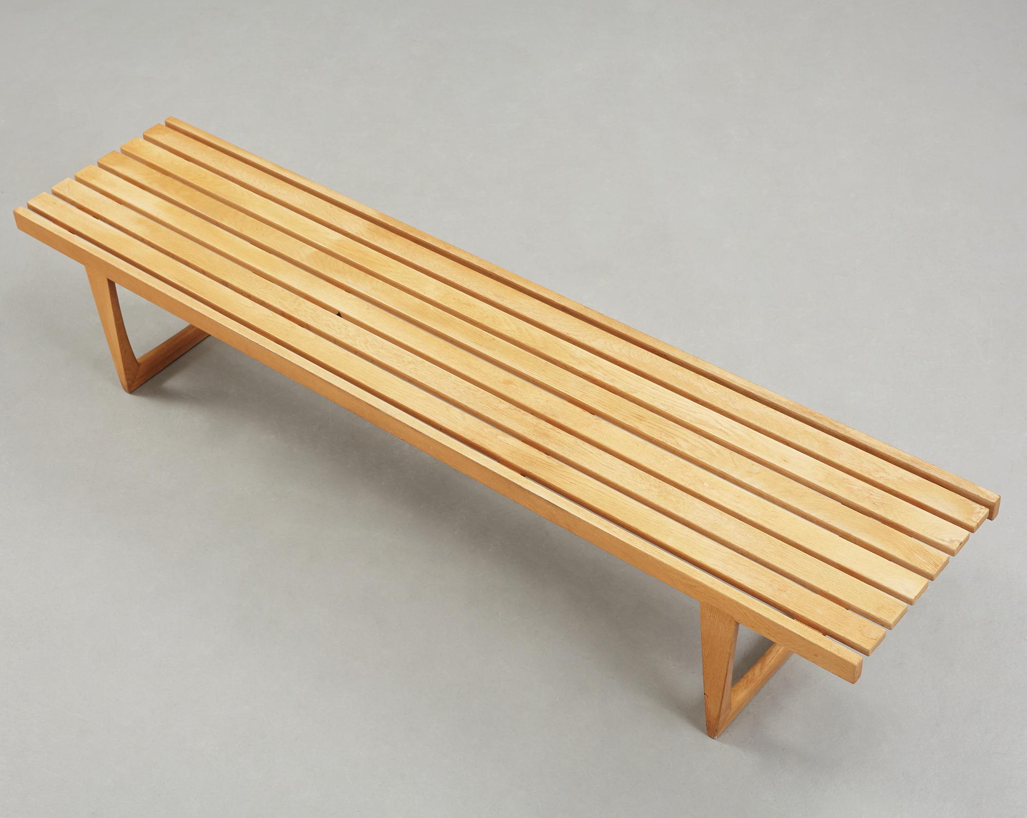 A bench "Tokoy" by Yngvar Snadström, Triva-serien for NK.