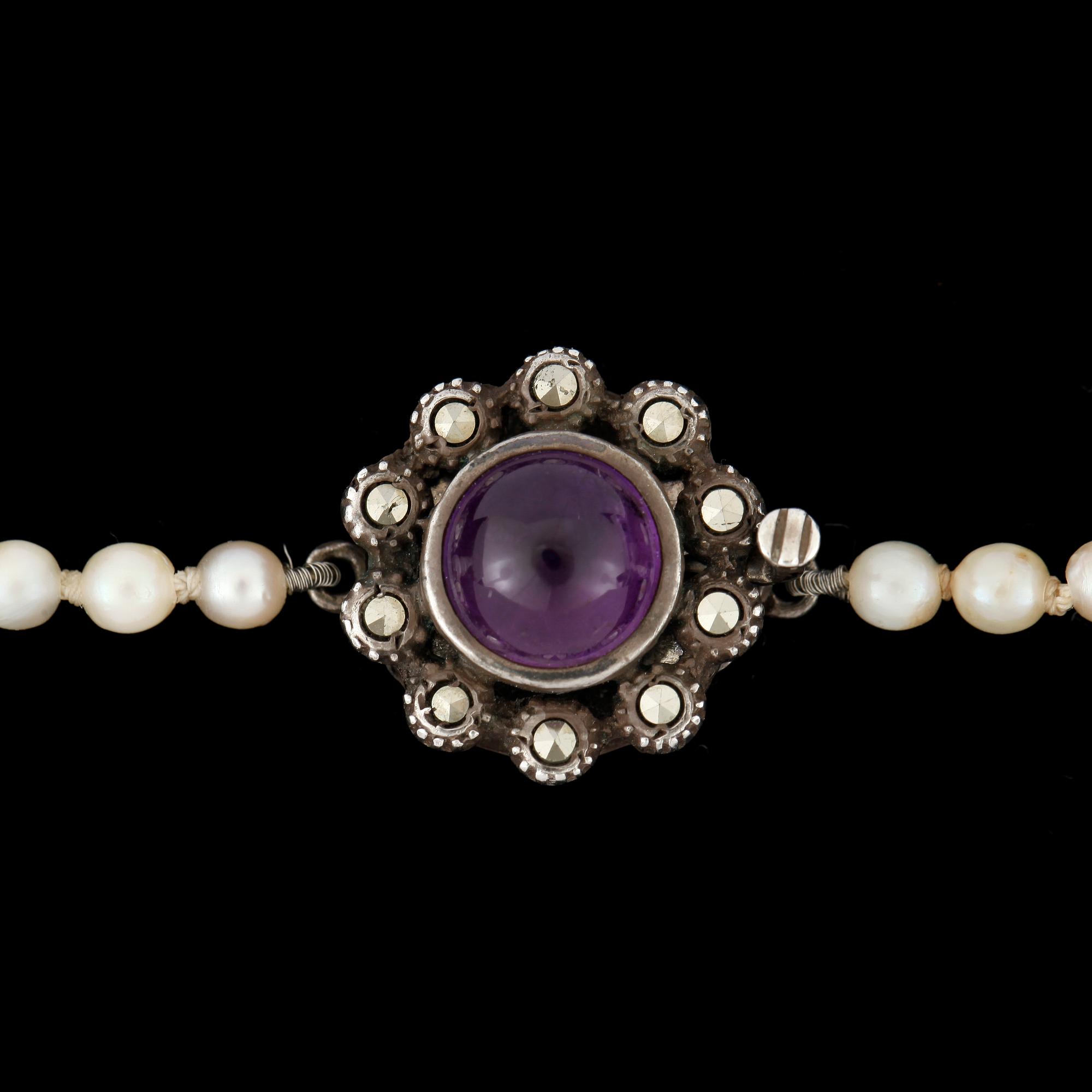 PÄRLCOLLIER, odlade saltvattenspärlor med lås i silver.