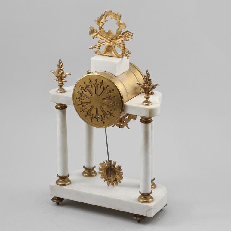 BORDSPENDYL, Louis XVI-stil, 1900-talets första hälft.