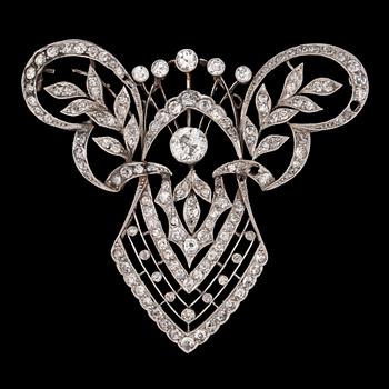 1217. A brilliant cut diamond brooch, c. 1915.