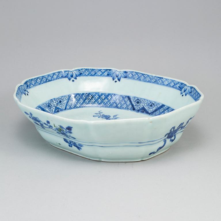 A blue and white dish, Qing dynasty, Qianlong (1736-95).