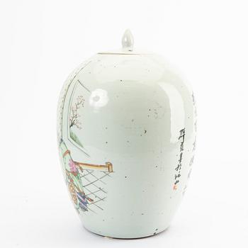 A Chinese porcelain jar with cover, 20th Century.