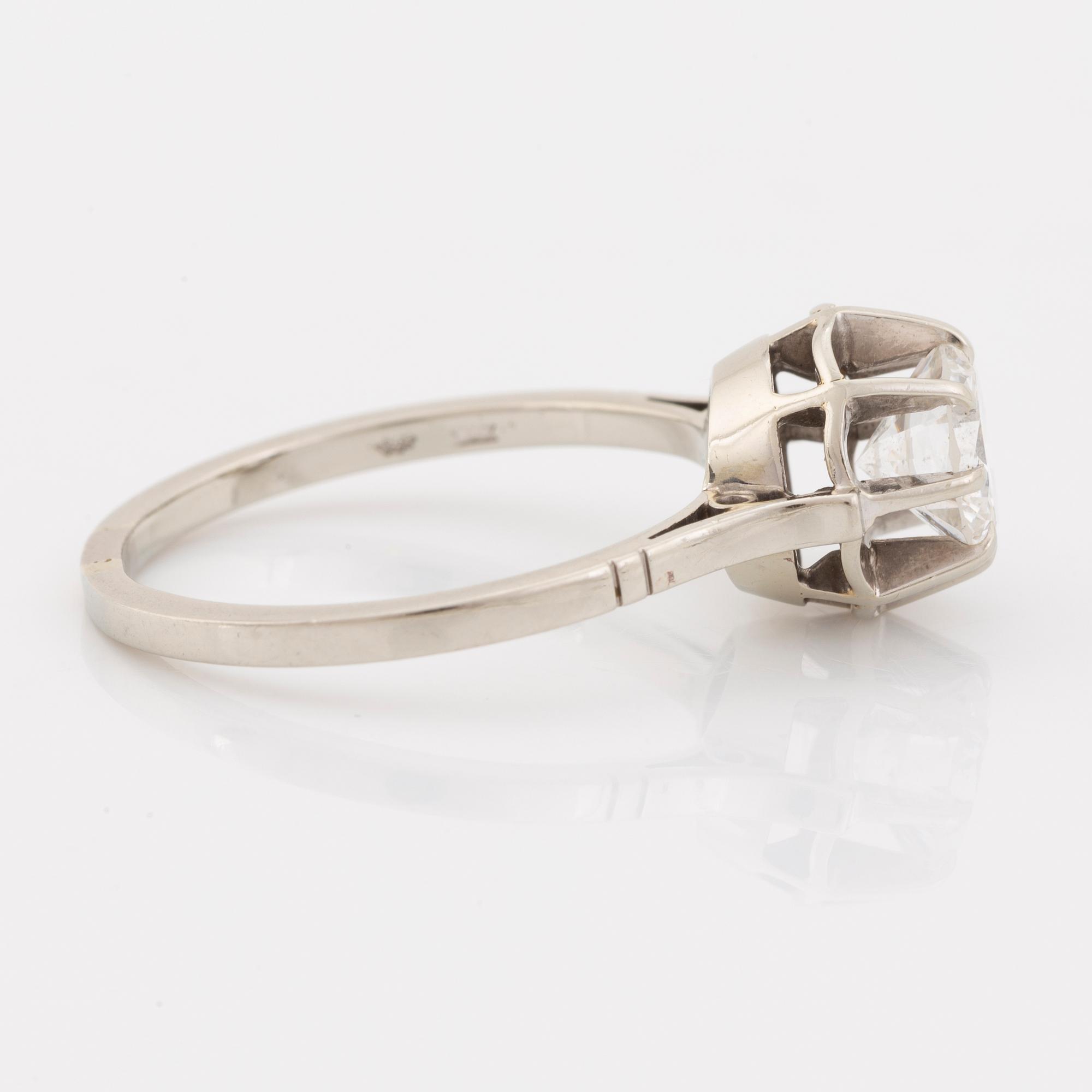 Ring med briljantslipad diamant.