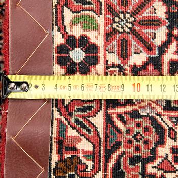 An oriental 'Bidjar' carpet. Circa 254x204 cm.