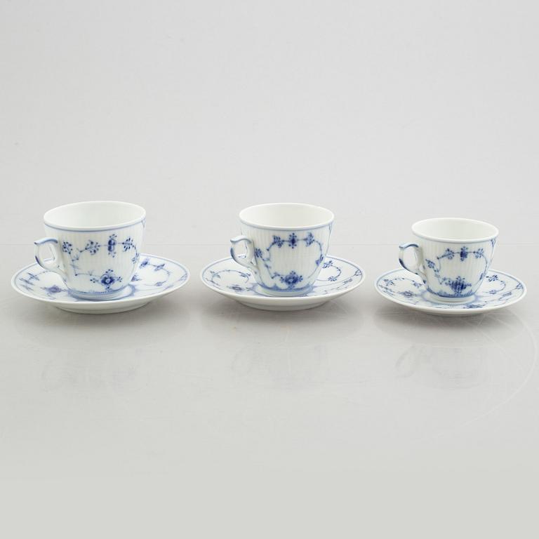 A teapot, a teacaddy and five cups with saucers, "Blue Fluted" / "Musselmalet", Royal Copenhagen, 1898-1923 and later.