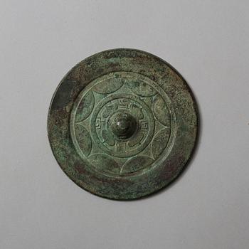 SPEGLAR, två stycken, brons. Handynastin (206 f.Kr-220 e.Kr).