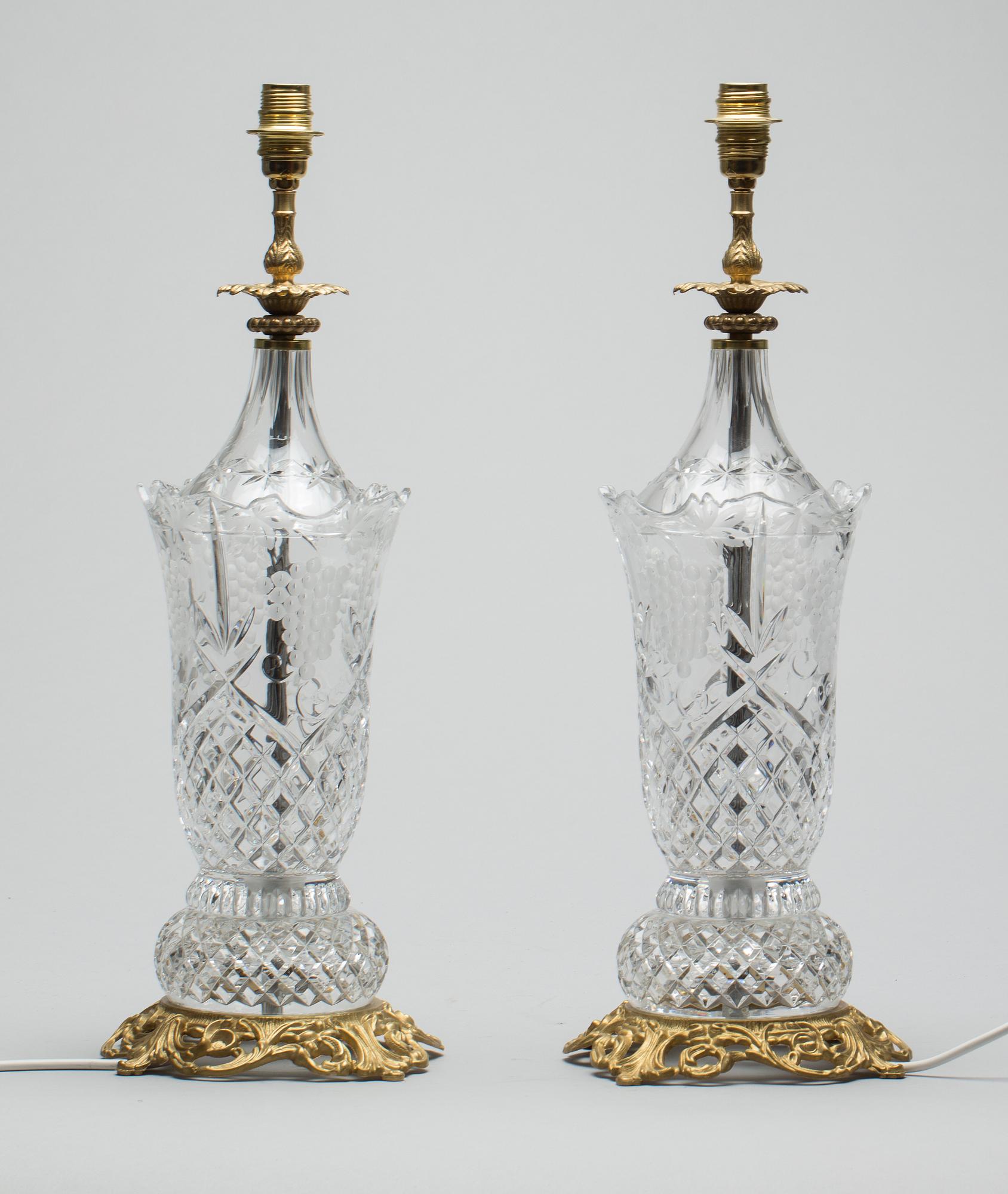 BORDSLAMPOR, ett par, formgivna och signerade av E.Moaven. Modern tillverkning.