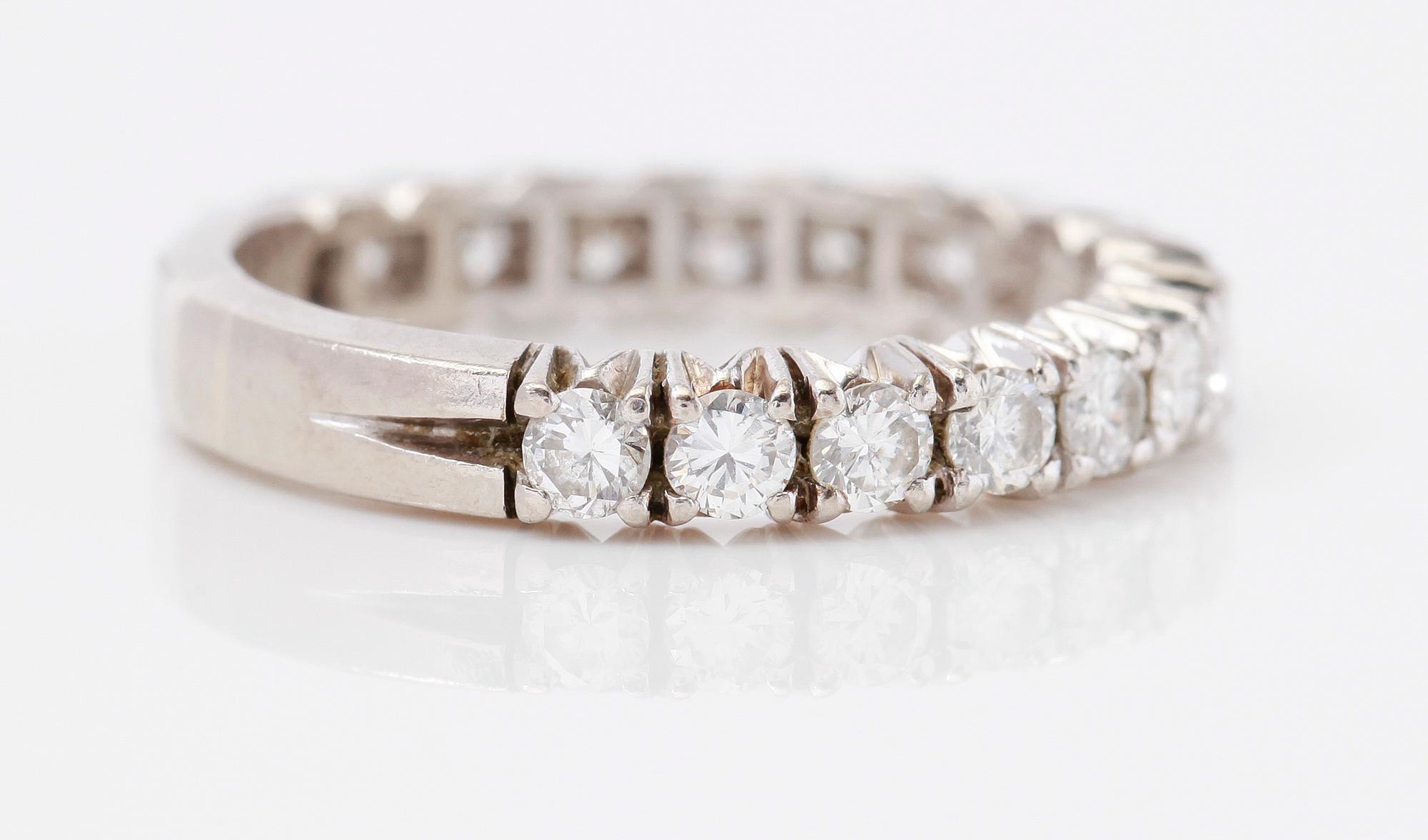 RING, 18K vitguld och diamanter tot ca 1.00 ct.