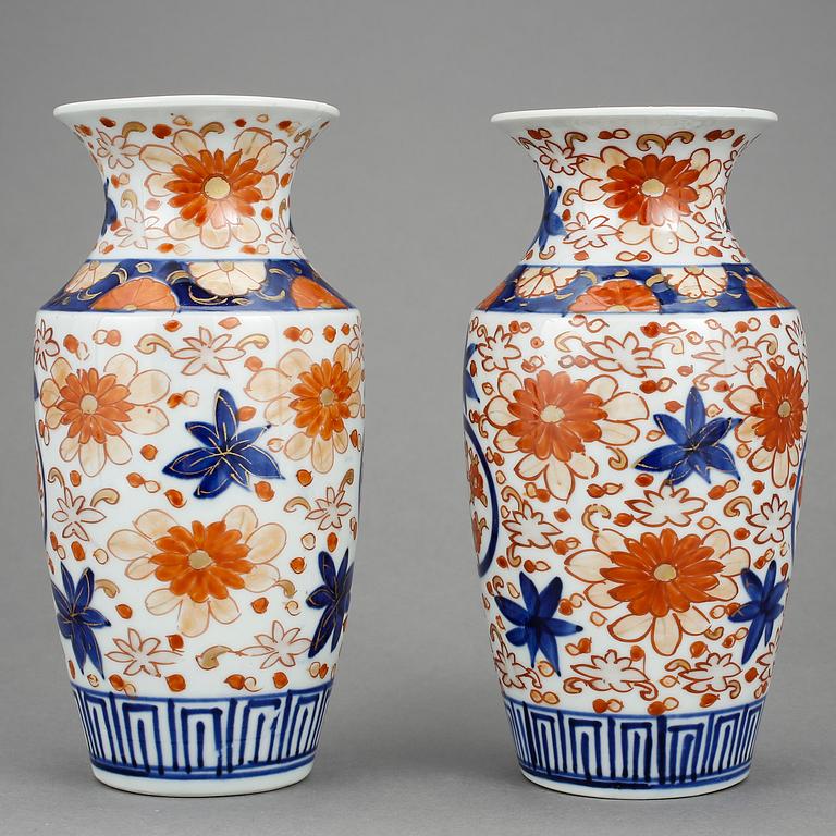 VASER, ett par, porslin, Japan, sen Mejiperiod.