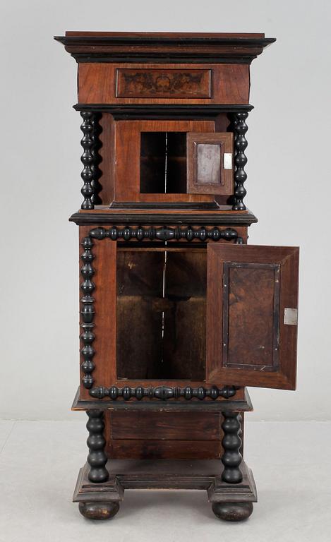 SKÄNKSKÅP, barockstil, sent 1800-tal.