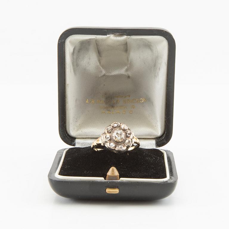 Ring in gold set with a brilliant-cut and rose-cut diamonds, possibly from the first half of the 19th century.