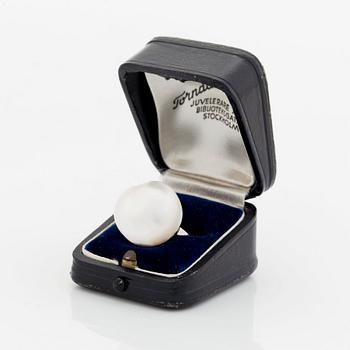 An 18K white gold ring set with a pearl.