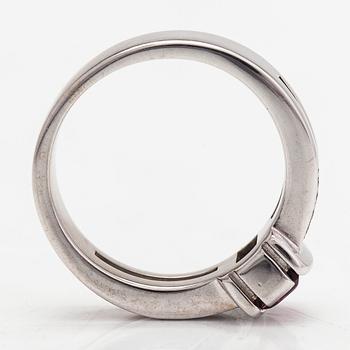 Sormus, 14K valkokultaa, turmaliini ja timantit yhteensä noin 0,048 ct. Timanttiset, Helsinki.