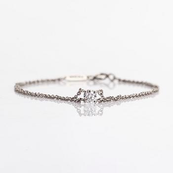 Tiffany & Co, rannekoru, platinaa ja briljanttihiottu timantti.
