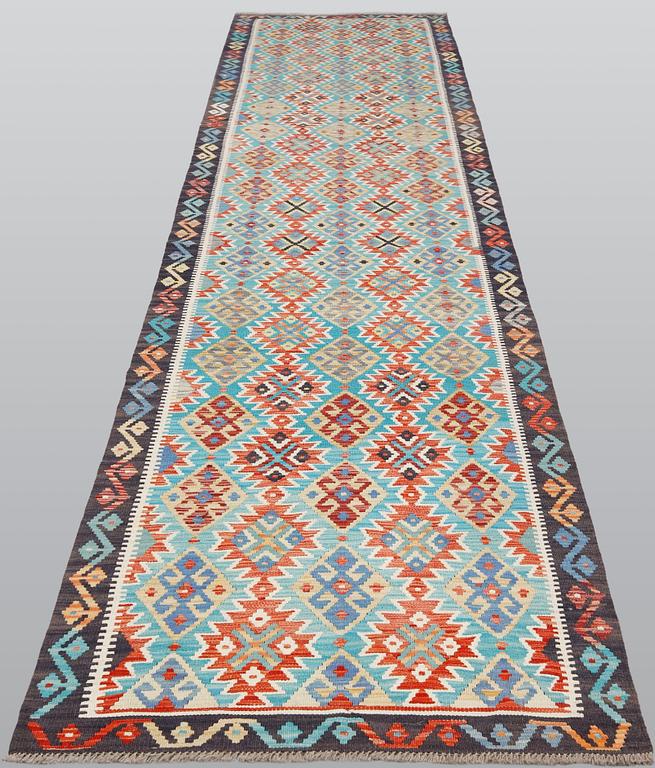A runner killim, ca 496 x 98 cm.