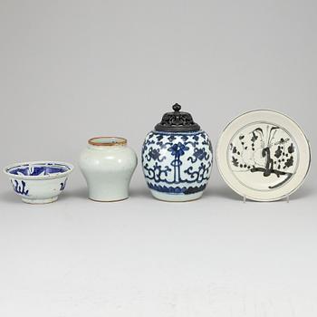 A blue and white bowl, two jars and dish. Qing dynasty and 20th Century.
