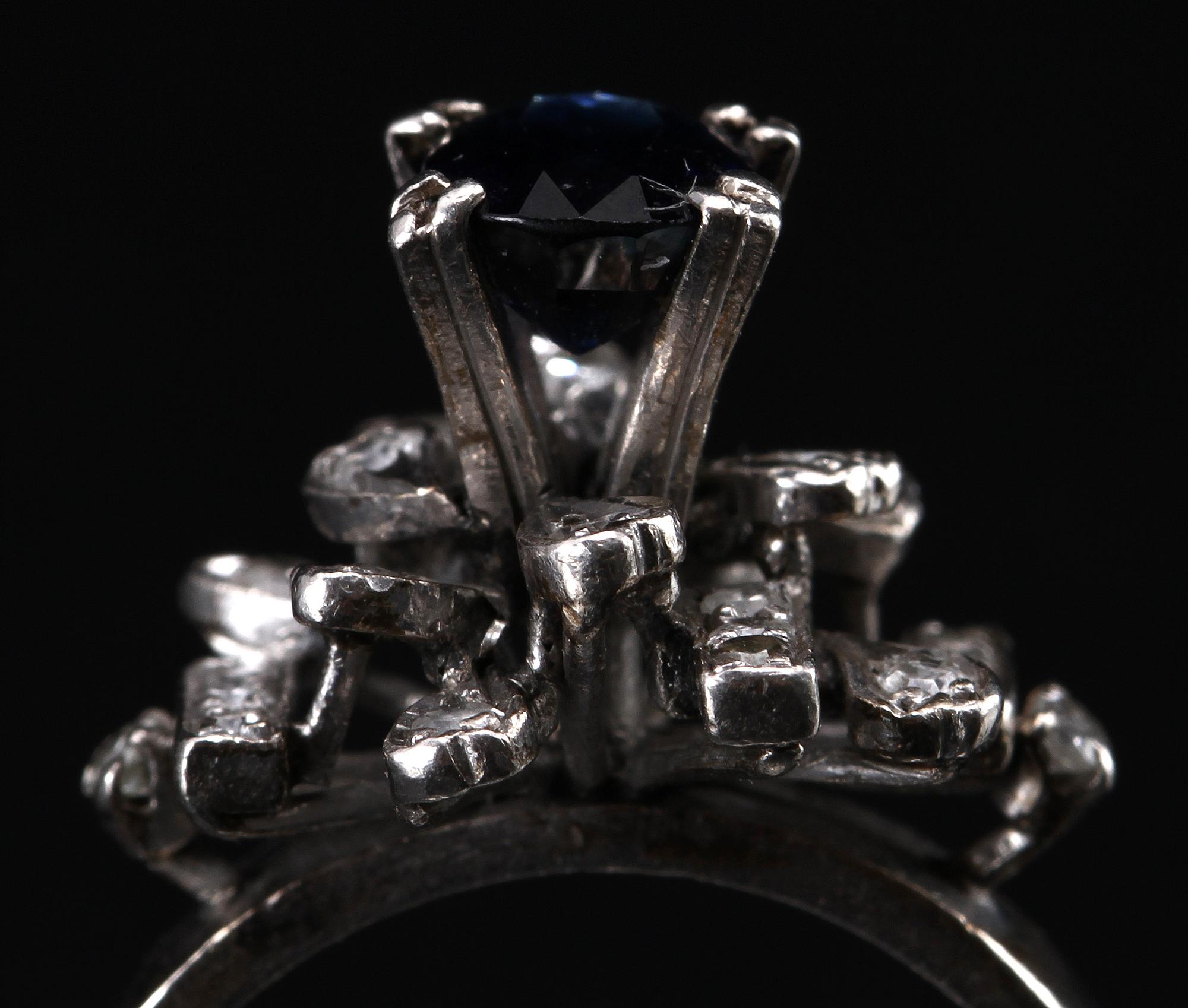RING, 18k vitguld med briljantslipade diamanter och safir.
