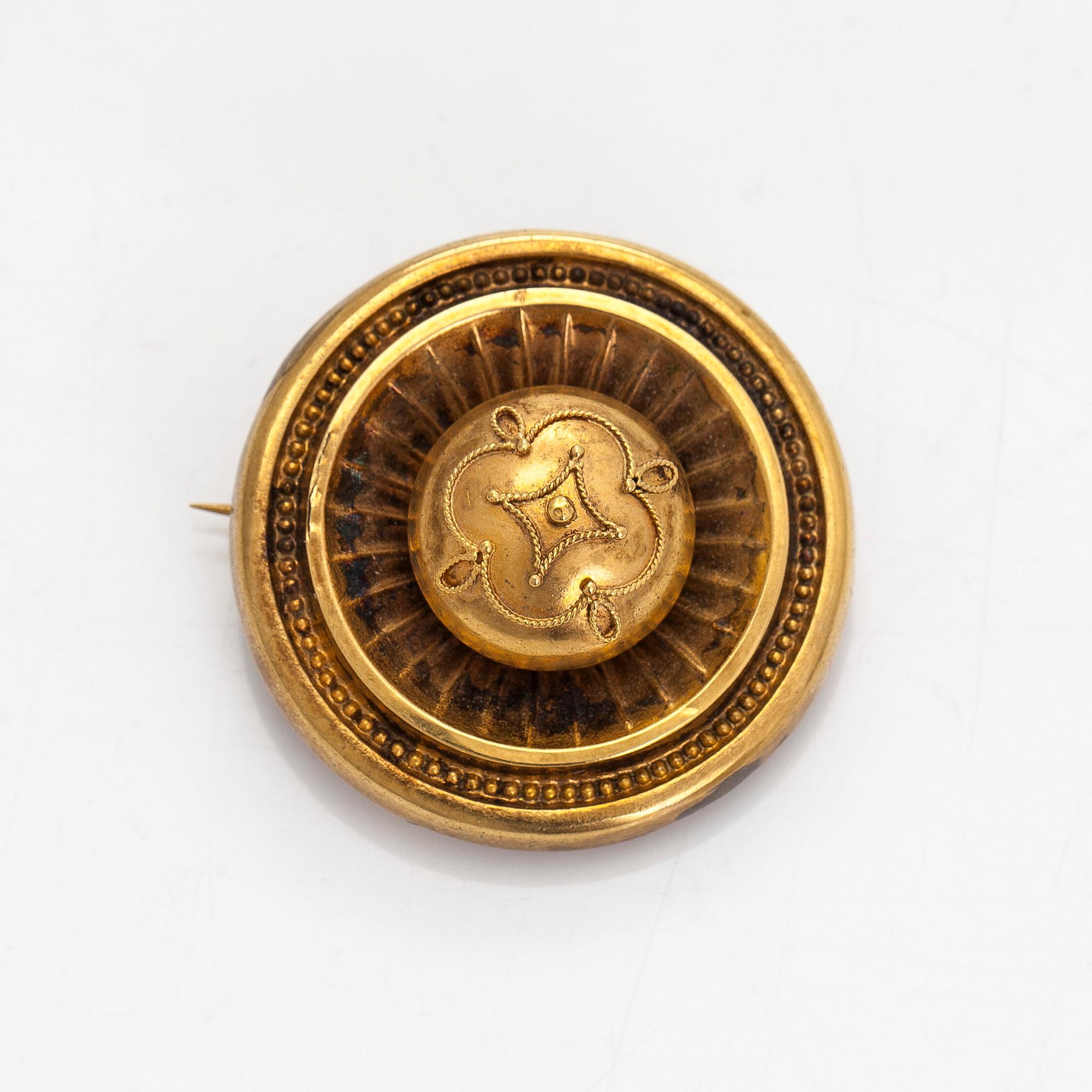 An 18K gold brooch, 19th century.
