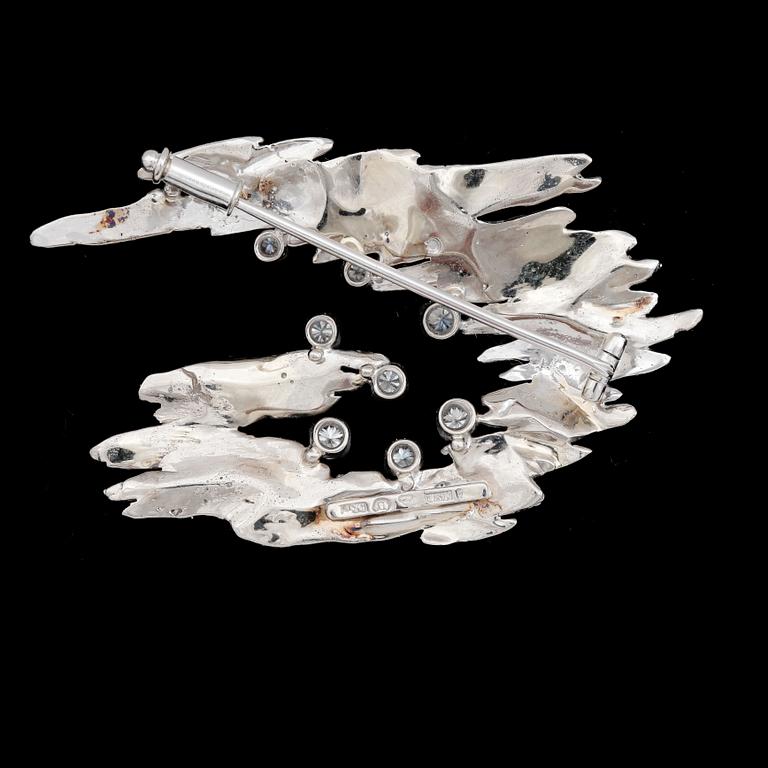 BROSCH, 18k vitguld med 8 briljantslipade diamanter, tot ca 0,44ct. C.F. Carlman, Stockholm, 1900-tal. Vikt 15,5g.
