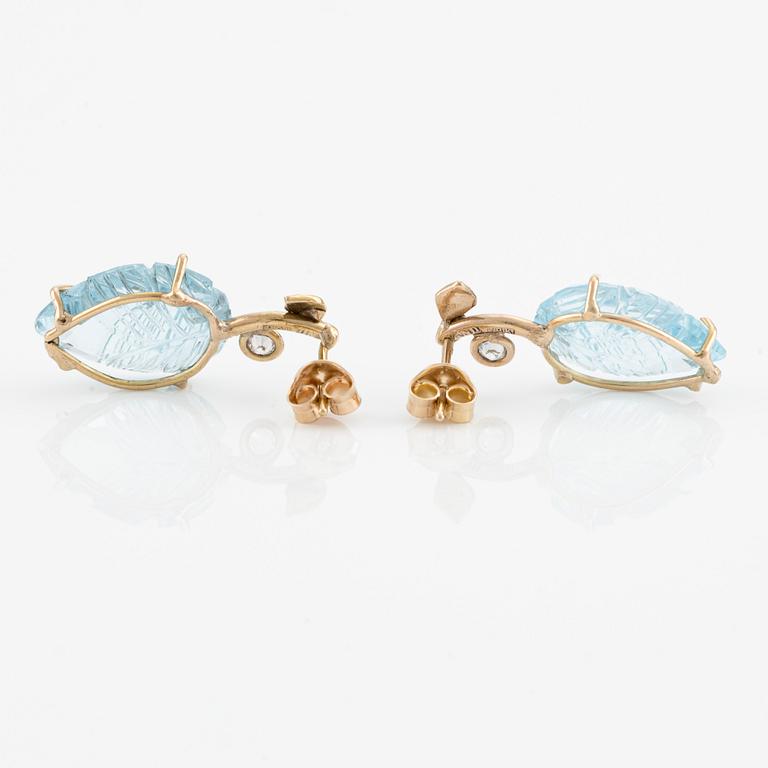 Örhängen med skuren blå topas i form av löv och briljantslipade diamanter.