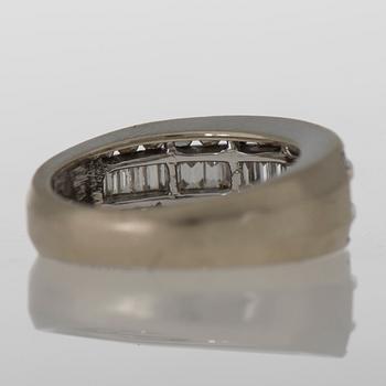 RING, baguette- och briljantslipade diamanter, 14K vitguld.