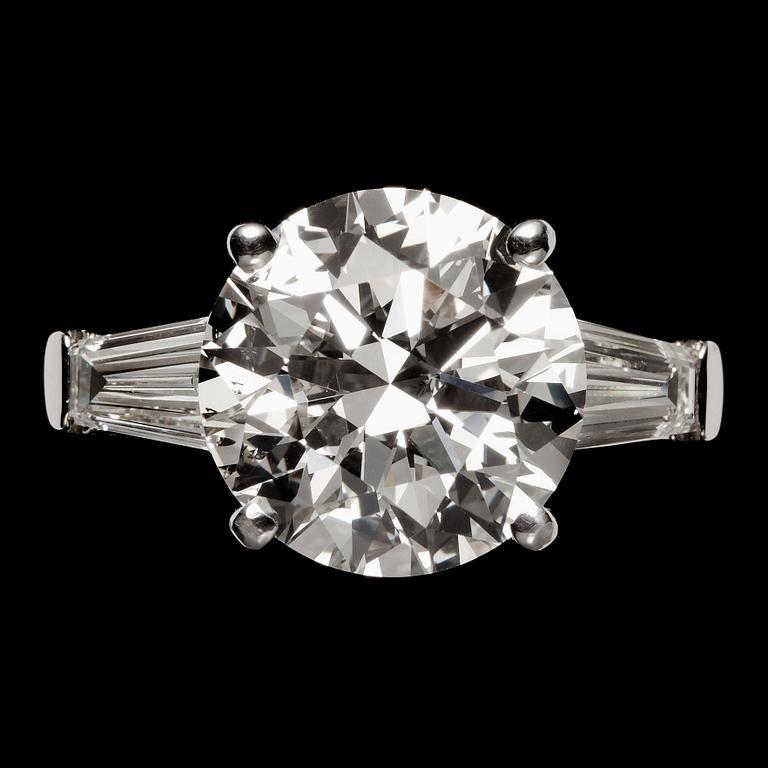 RING, briljantslipad diamant, 6.07 ct, samt på vardera sida trapezslipade diamanter.