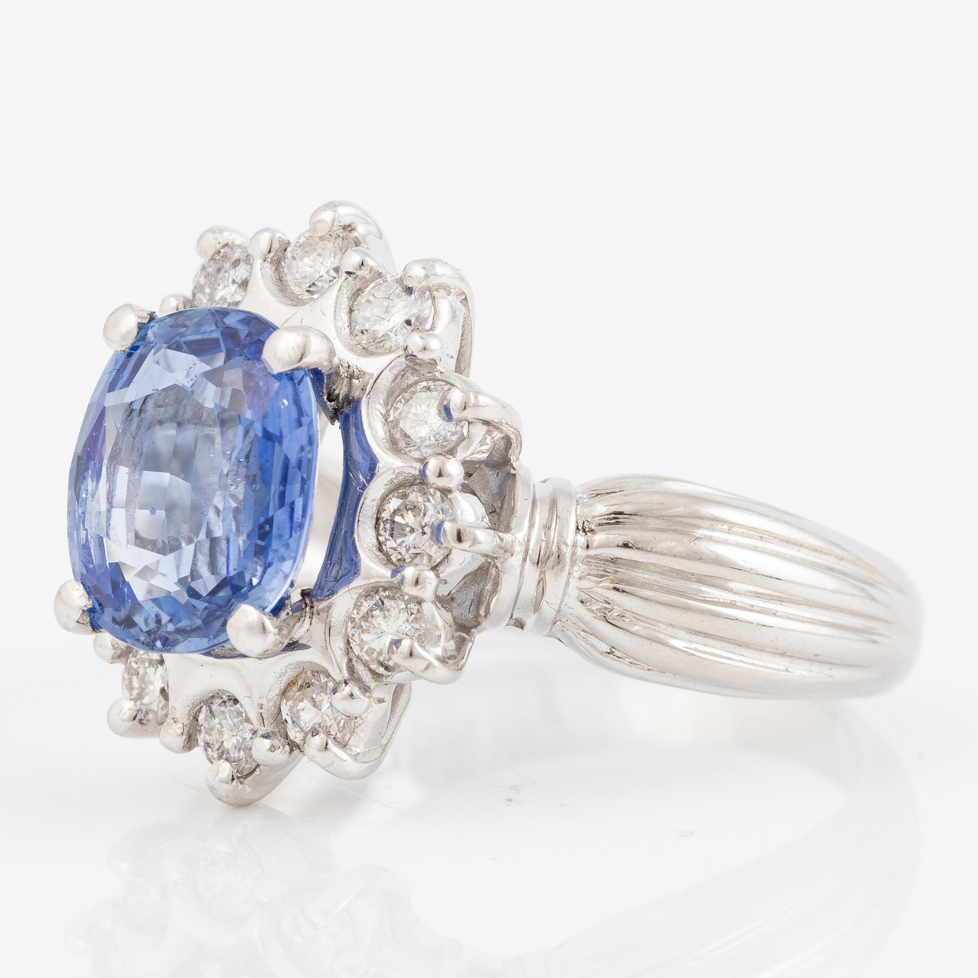 Ring platinum, with a sapphire and brilliant-cut diamonds.