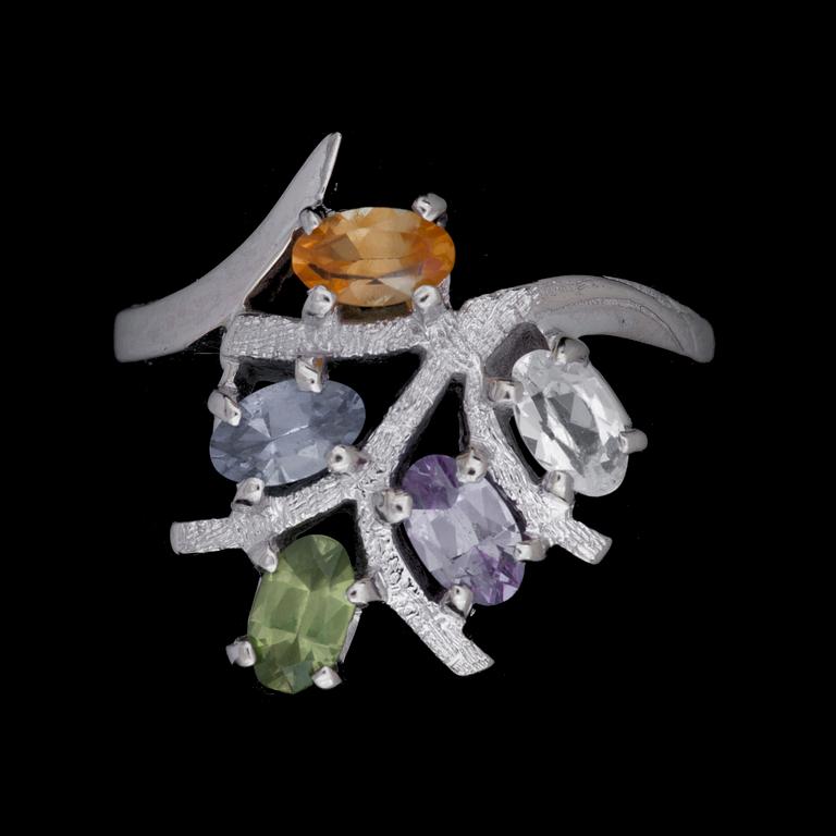 RING, 14k vitguld, olikfärgade ovala fasettslipade ädelstenar. Vikt 5g.