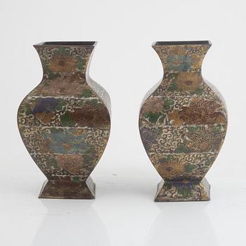 A pair of cloisonne vases, early 20th century.