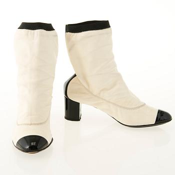 CHANEL Cream and Black Ankle Boots in size 38.