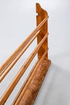 A shelf for plates, around the year 1900.