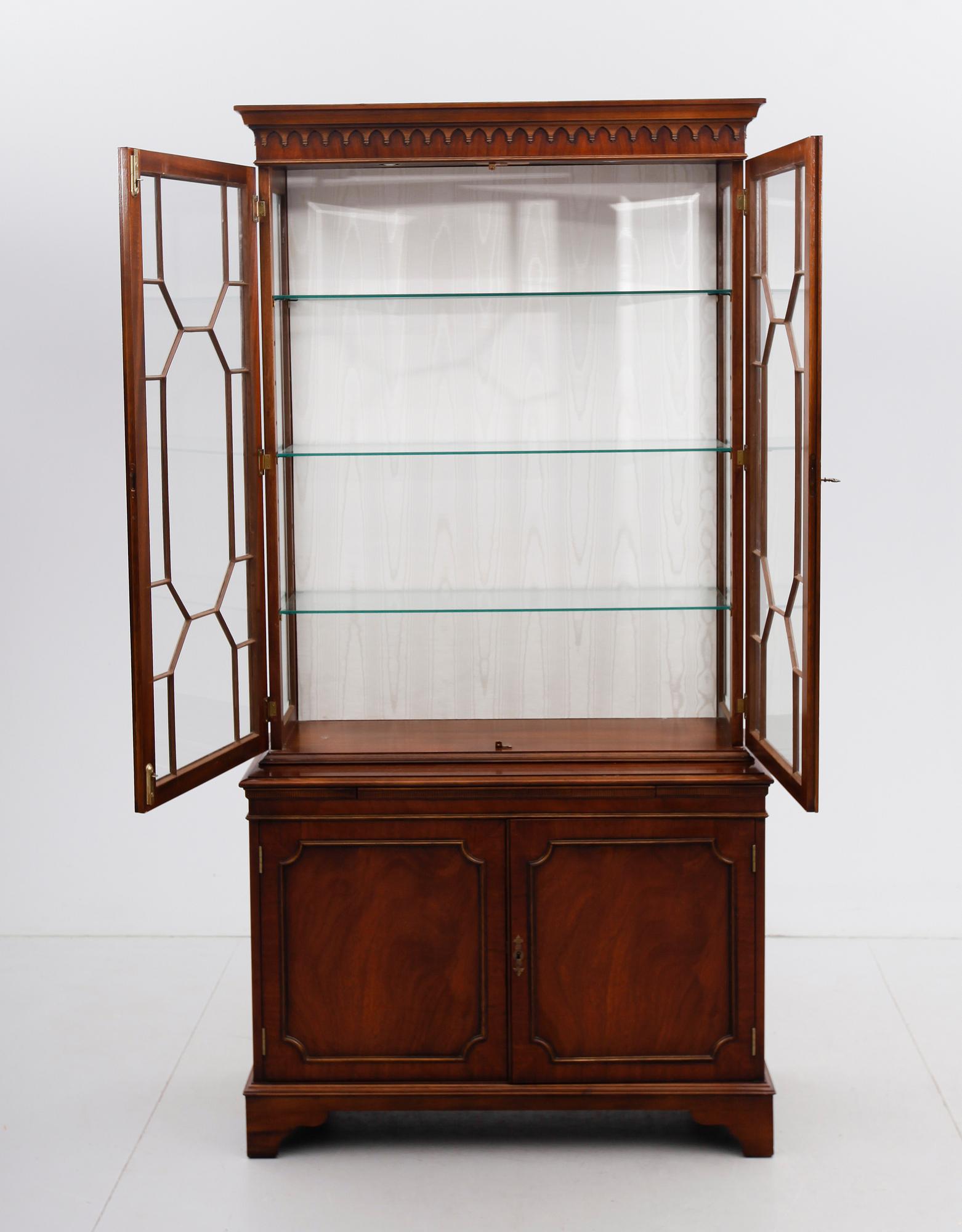 VITRINSKÅP, England, 1900-talets andra hälft.