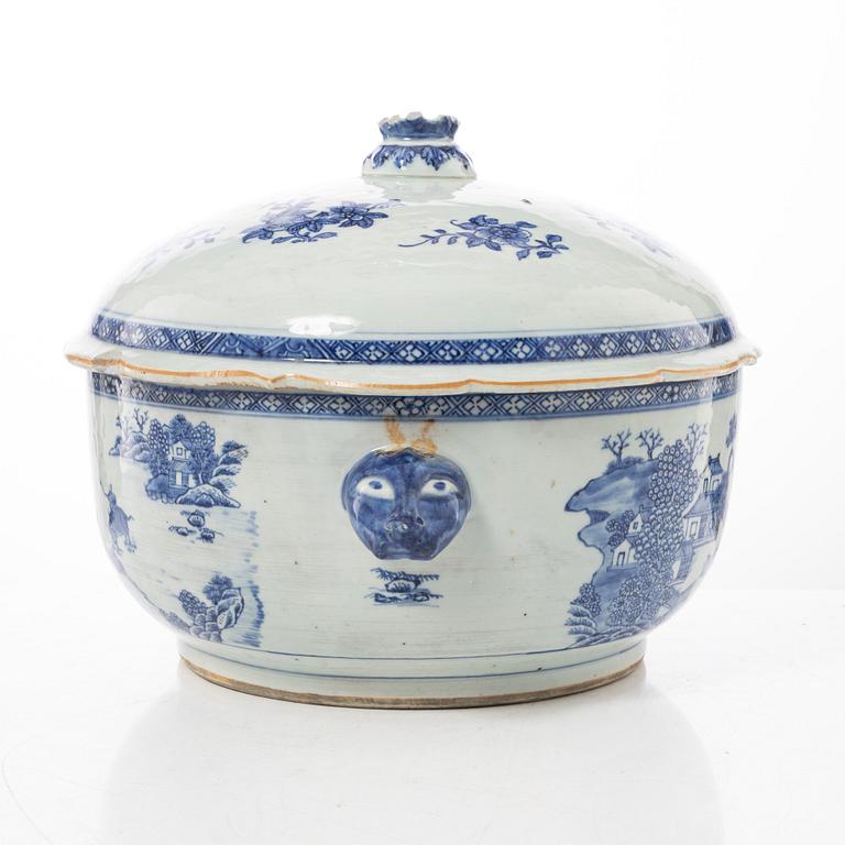 A large blue and white tureen, Qing dynasty, Qianlong (1736-95).