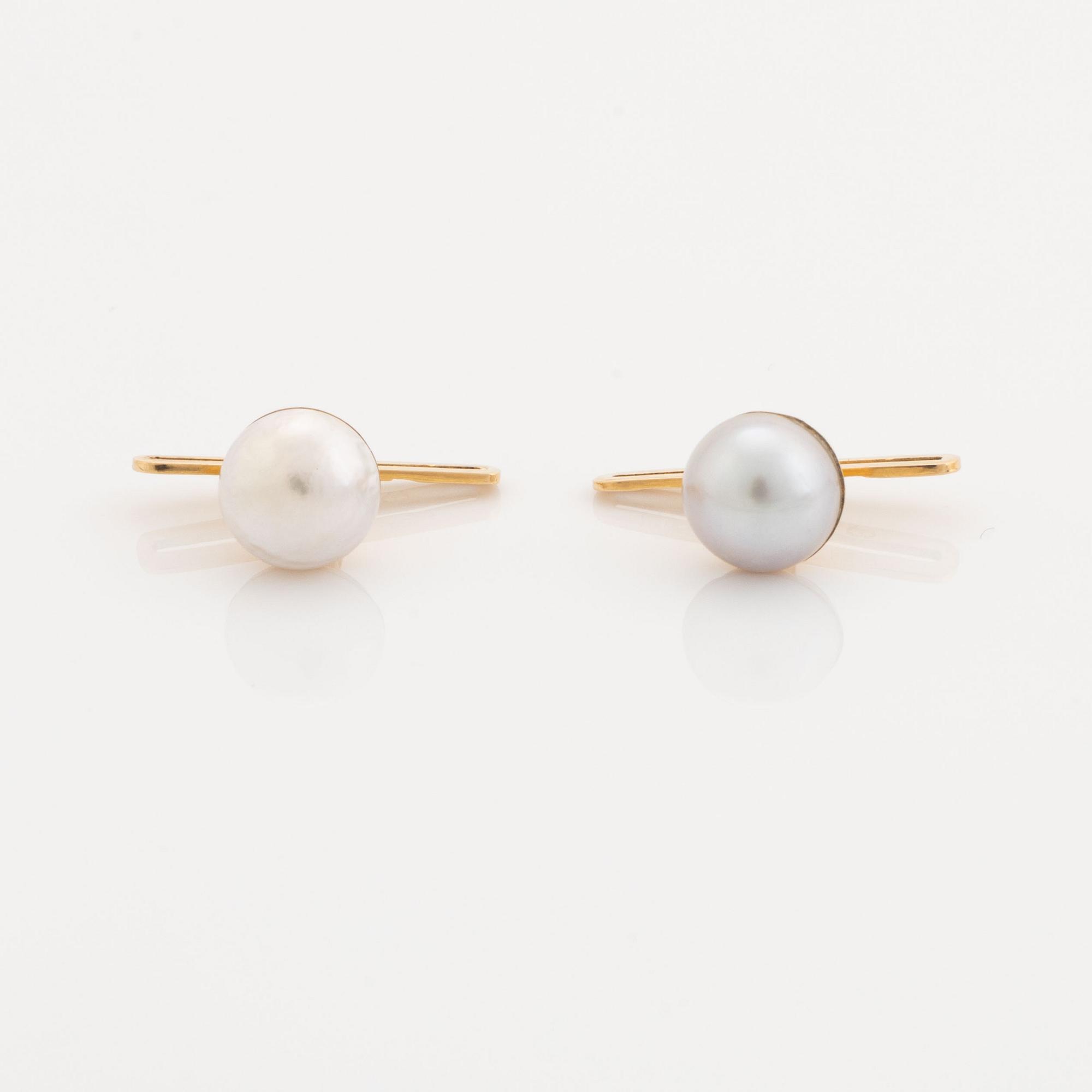 Two pins and pair of shirt buttons 18K gold with pearls.