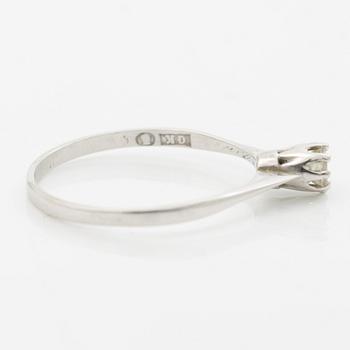 Ring with a brilliant-cut diamond.