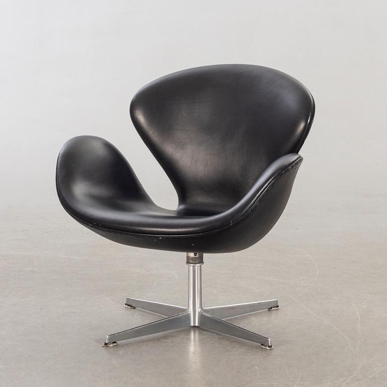 Arne Jacobsen, fåtölj, "Svanen", för Fritz Hansen Danmark, numrerad 7009.