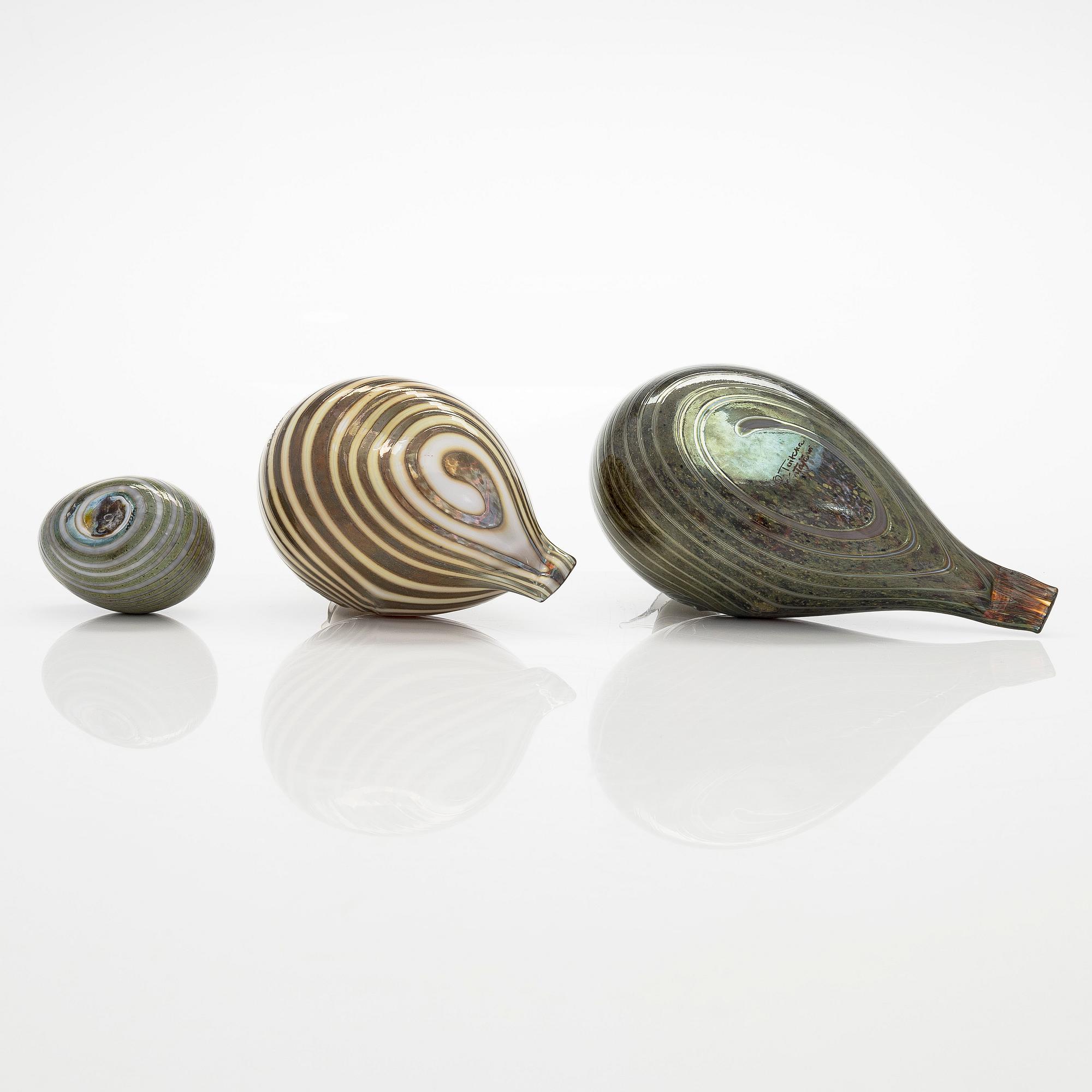 Oiva Toikka, Two glassbirds 'Alli' and an egg, signed O. Toikka Nuutajärvi.