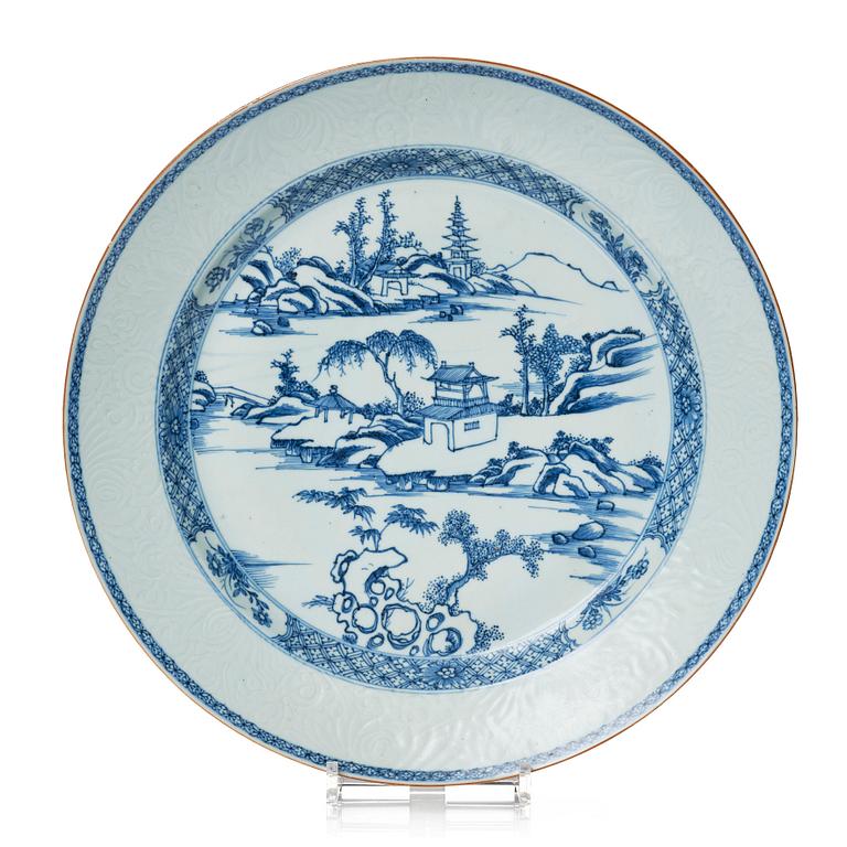 A blue and white Chinese Export serving dish. Qing dynasty, Yongzheng (1723-35).