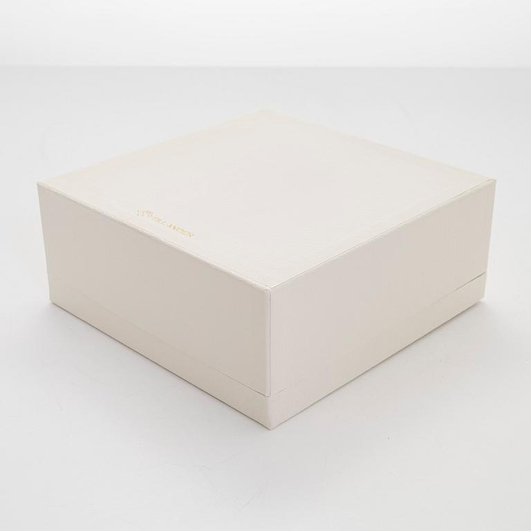 A. Tillander, malja, sterlinghopeaa ja emalia. Turku 2005.